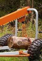 Perfekt til transport av tømmer. De store hjulene garanterer fremkommelighet og stabilitet i skogsterreng.