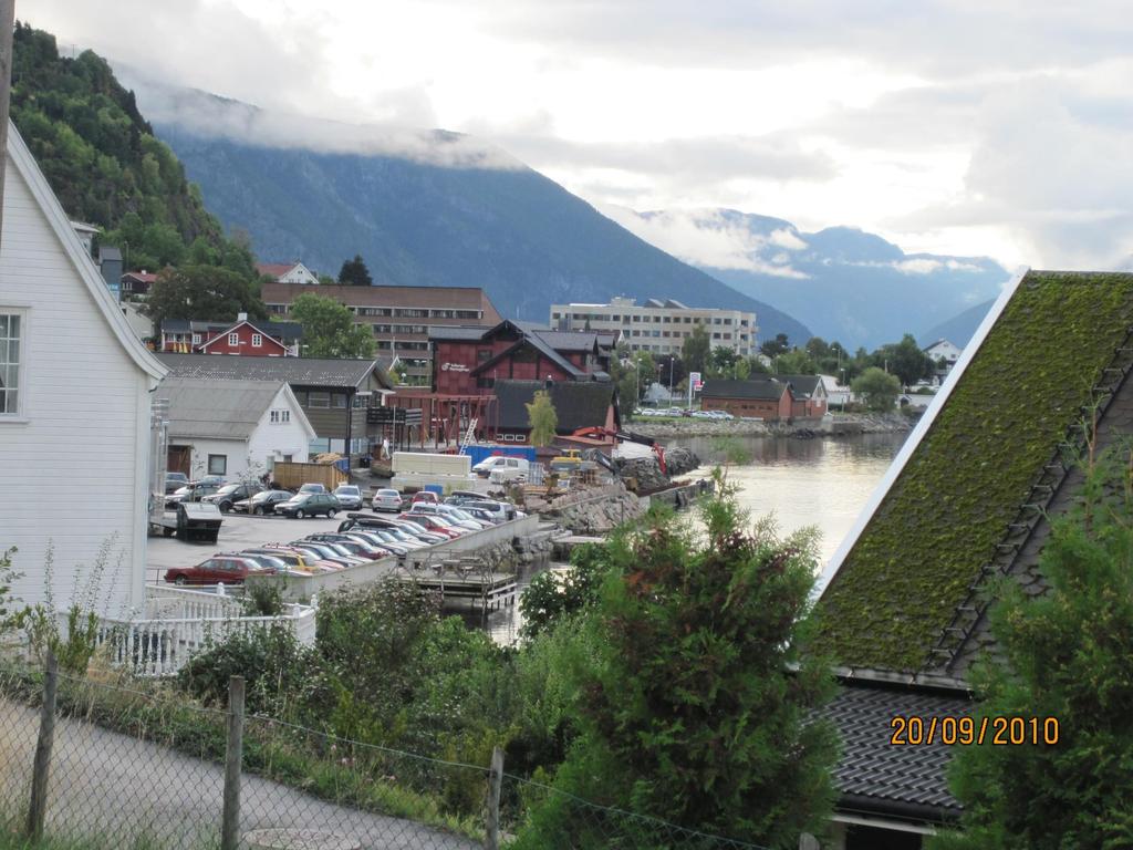 TRANSFORMERE SENTRUM SI BAKSIDE MOT STRAND/FJORDSONE TIL KOMMUNIKASJON, REKREASJON og MØTE MED