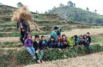 ettervirkningene. James Tamang var hjemme da jordskjelvet rammet Jharlang, en landsby i Dhading distrikt. Huset ble knust, men verken han eller noen i familien fikk fysiske skader.