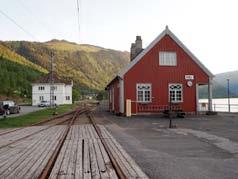 del av Hydros infrastruktur. Da Tinnosbanen ble åpnet for trafikk i 1909 var avstanden fra Rjukan til Skien 130 km med Notodden som det store omlastingsstedet på denne ruten.