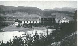 Hydros forsøksanlegg (B-rekken) ble igangsatt i 1905 med Birkeland-Eydes lysbueovner for produksjon av støpt eller kjemisk salpeter som ble eksportert til Tyskland og England for framstilling av