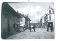 forretninger. Øvre del av gata bygges ut i forbindelse med anleggsperioden 1905-1908 før murtvang innføres i sentrum.