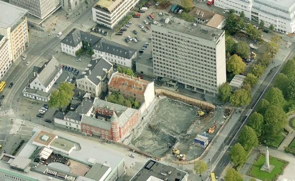 Bakgrunn. Bebyggelsen mellom Bergens nye og gamle rådhus ligger i dag som et ingenmannsland.