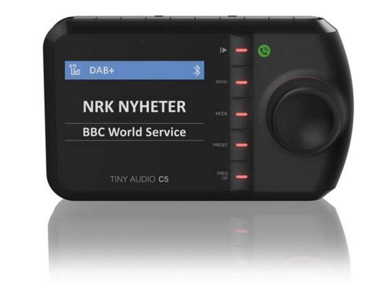 DAB+-antenne, USBlader og holder følger med. Bluetooth for avspilling av musikk direkte fra telefonen. Art.