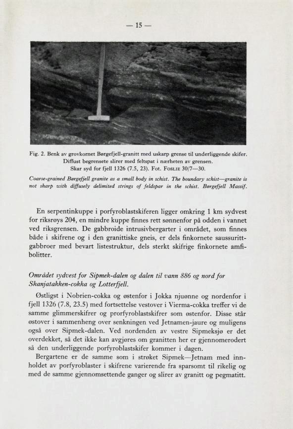 15 Fig. 2. Benk av grovkornet Børgefjell-granitt med uskarp grense til underliggende skifer. Diffust begrensete slirer med feltspat i nærheten av grensen. Skar syd for fjell 1326 (7.5, 23). Fot.