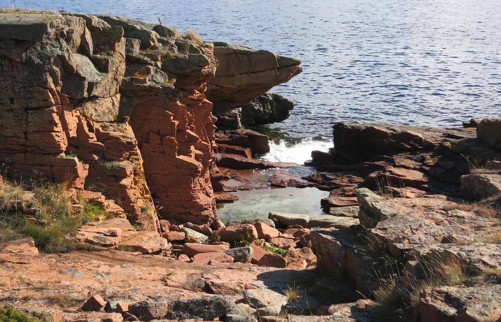 Former i fjell - forvitring Rødbrunt berg: Syenitt gangbergart Frost- og