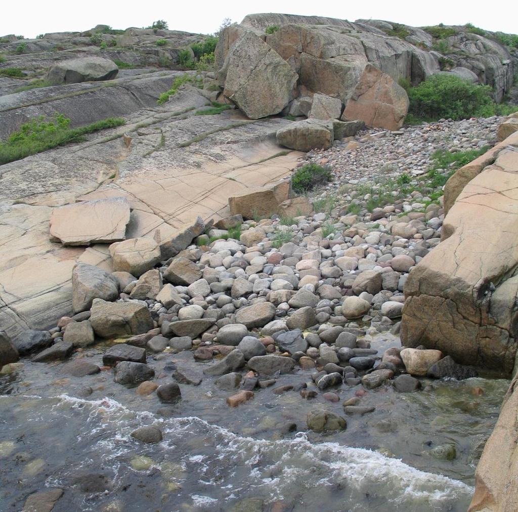 «Morenetrinn» - strandvoll En liten del av Tjøme-morenen bevart mellom fjellknausene.