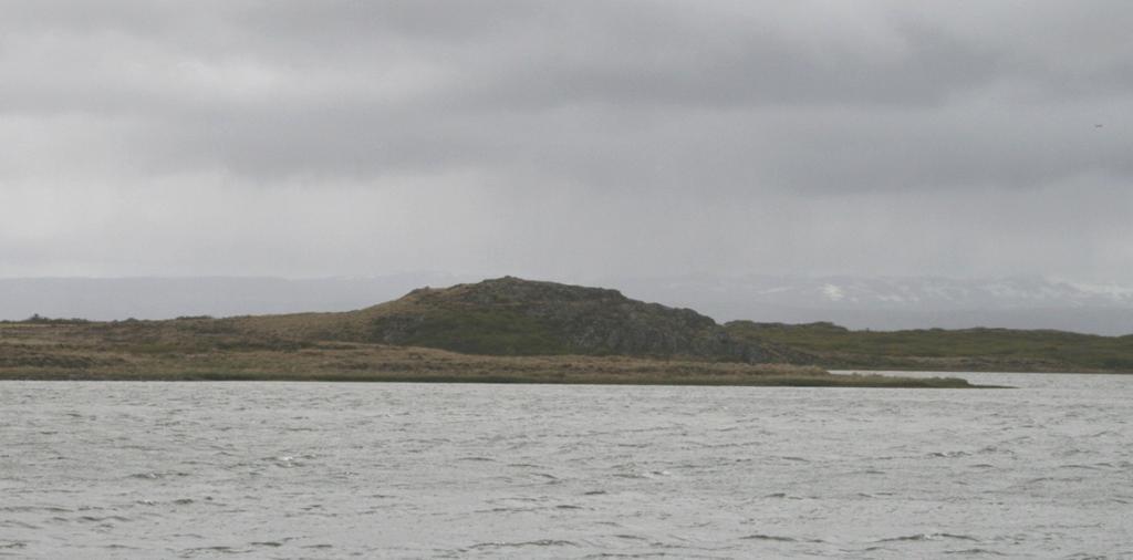 Mynd 9. Blundshóll. Stöðuvatnið Blundsvatn er í forgrunni. Sá staður í Bæjarsveit sem einna helstu hefur notið athygli sem mögulegur haugur frá fornöld er svokallaður Blundshóll.