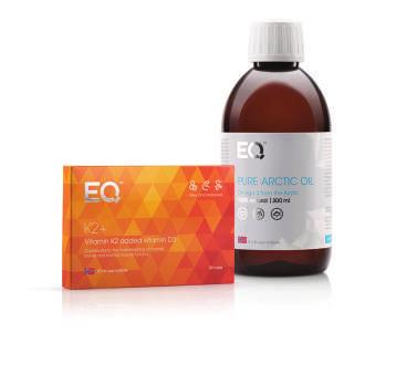 vitamin K2 og umettede omega-3 fettsyrer gjennom vårt daglige kosthold. Konseptet EQ Pure K2 adresserer dette. Produktene du trenger er EQ Pure Arctic Oil og EQ K2+.