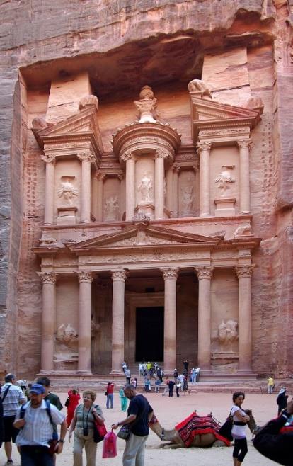Petra er en oldtidsby inne i den Jordanske ørken. Etter å ha vært «forsvunnet i århundrer, ble den gjenoppdaget i 1812. Den er i dag mest berømt for sine kongegraver som er hugd ut i fjellet.