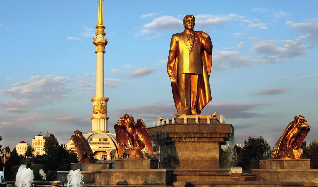 Foto: Istockphoto En av de mange gull-statuene av presidenten i landet.