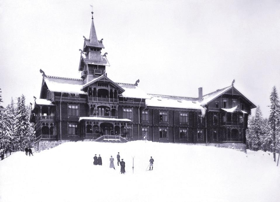 designhistorien fra det siste århundret. Møbler og interiør i Villa Norangdal brukes som tegn og symbolske uttrykk for en bestemt tid.