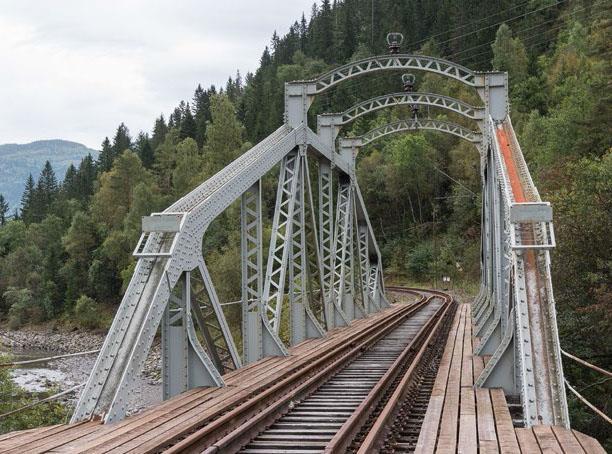 gjøre i tre. Figur 34. Jernbanebru med klinkede metallnagler, Miland bru på Rjukanbanen.