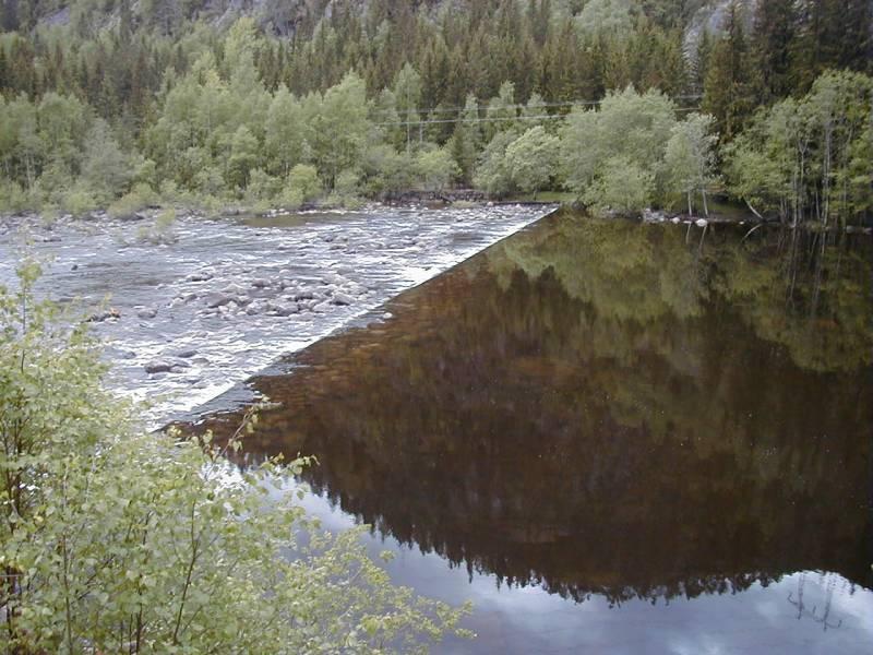 Terskel ved Skjønne Tiltaket besto i å omarbeide en spunt terskel.