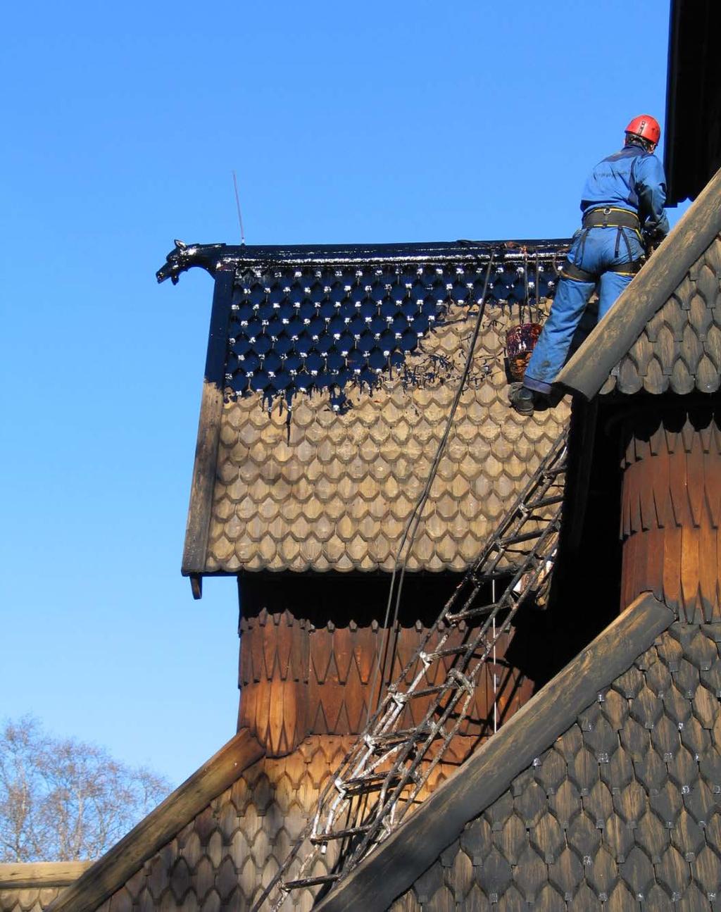 MURAR UNDER OG VED KYRKJA Murane ved Hedalen stavkyrkje er prega av fleire byggetrinn og ulike tankar om vedlikehald. Alle murane er enkelvanga og bygd av granitt.