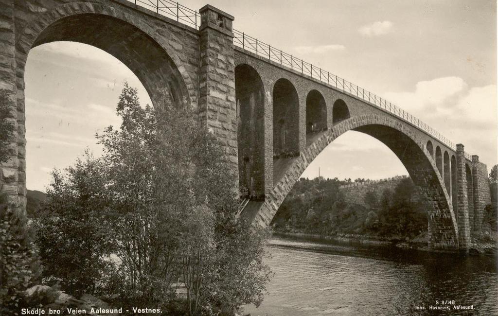 Skodje Bru Fakta Bygget i perioden 1911-1919 Hvelvbru med overmur av mindre hvelv Hovedhvelv er av naturstein i mørtel Spennvidde 57,0 meter Sidehvelv i naturstein med spennvidde 9,0 meter Overmur