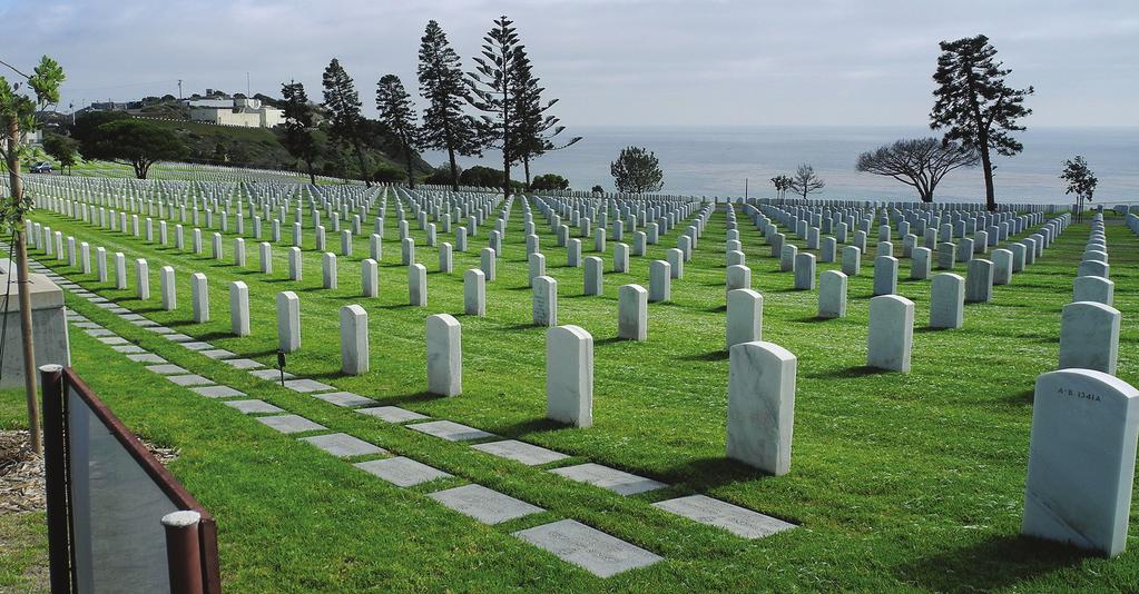 394 Kapittel 13. Interferens - Diffraksjon Figur 13.6: Fotografi fra en militærgravplass i San Diego, hvor gravsteinene er plassert meget regelmessig.