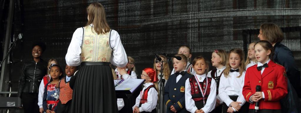 Først ute var vårt barnekor som fremførte 3 sanget ledet av dirigent Therese Hinderaker.