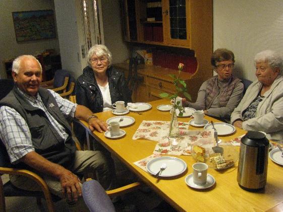 Flere fra vår menighet hadde pyntet Wesley salen flott i forkant og bakt kaker og kokt kaffe. På møte ble det mye flott salmesang. Det var også flere sang innslag.