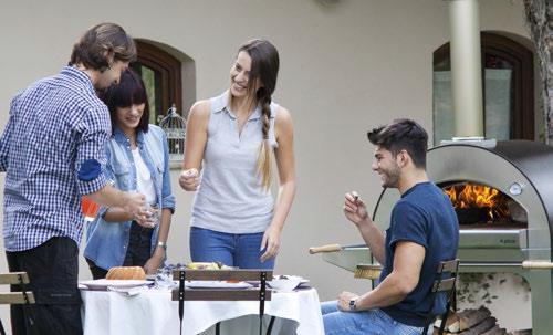 Den plasseres utendørs på terrassen eller i hagen, blir et naturlig midtpunkt ved grillparty og sommerfester, men også når du vil ha noe ekstra i hverdagen. Året rundt. Vedfyrte ovner er fascinerende.