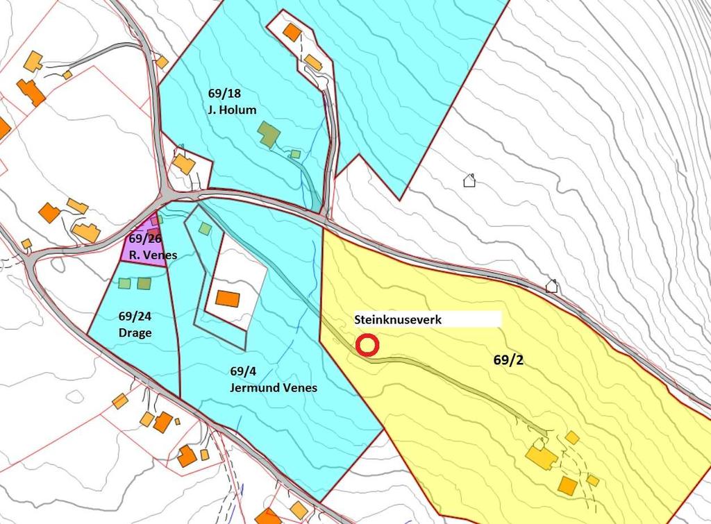Sak 66/13 Raud ring viser plassering av steinknuseverk. Lilla område er fastbuande klagar, medan lyseblått er grunneigarar som klagar, men som bur lenger ned i dalen.