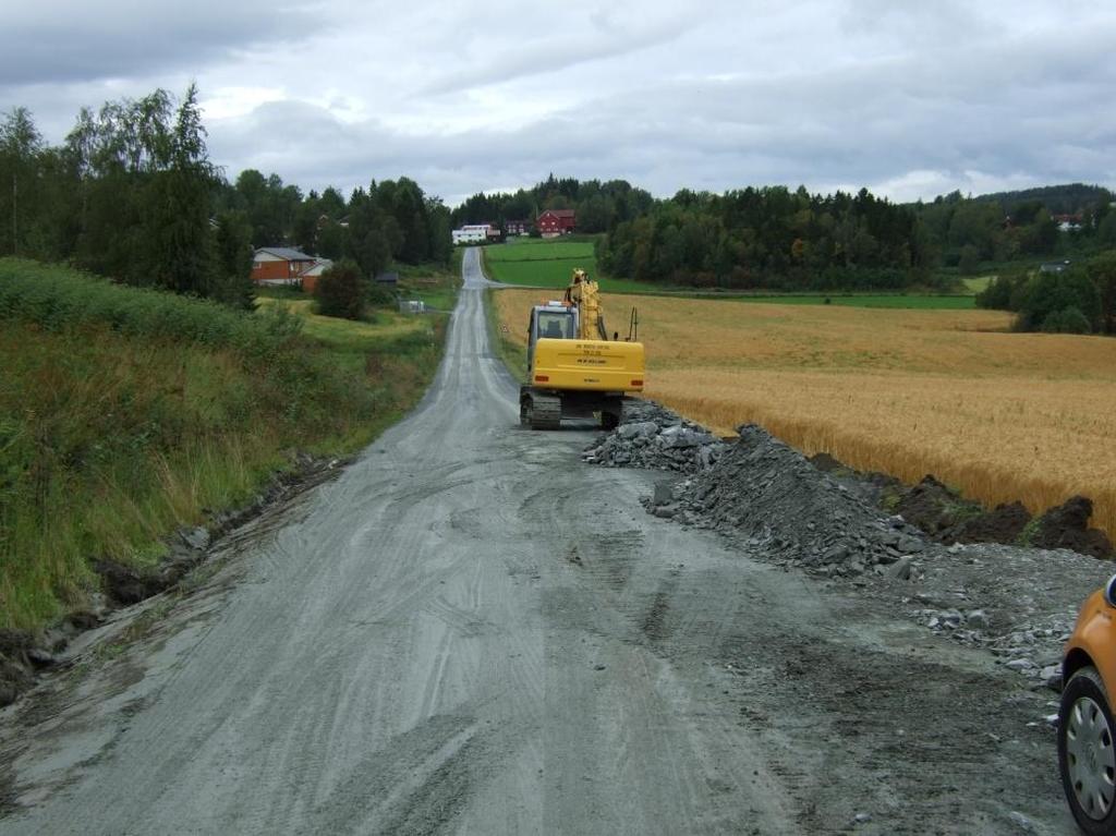 Figur 7-3: Anleggsarbeid på fv102 i Levanger kommune (Foto: Statens vegvesen) Det er ønskelig å oppnå rasjonell anleggsdrift ved realiseringen av en asfaltstrategi for å optimalisere nytten av
