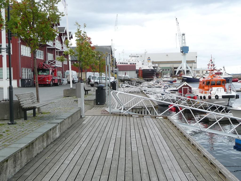 4 Det skal tilrettelegges for at fiskerne kan etablere seg i Sandnessjøen Dette arbeidet må skje i samarbeid med berørte parter Det igangsettes en prosess i samarbeid med berørte aktører med