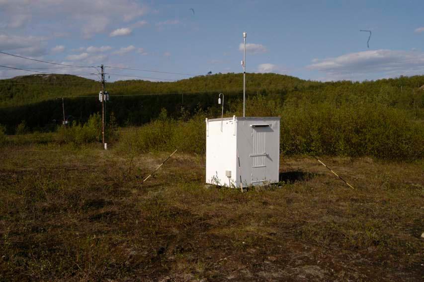 Figur 7: Målestasjonen i Karpdalen. Stasjonen er plassert ute på et myrete jorde, samme sted som i 1986-94.