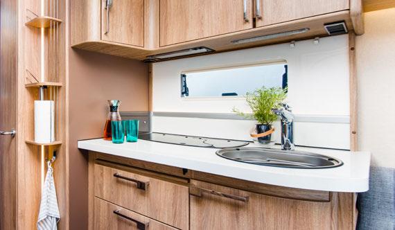 Derfor har vi utstyrt kjøkkenet ditt med flere smarte løsninger som gir ekstra plass når det
