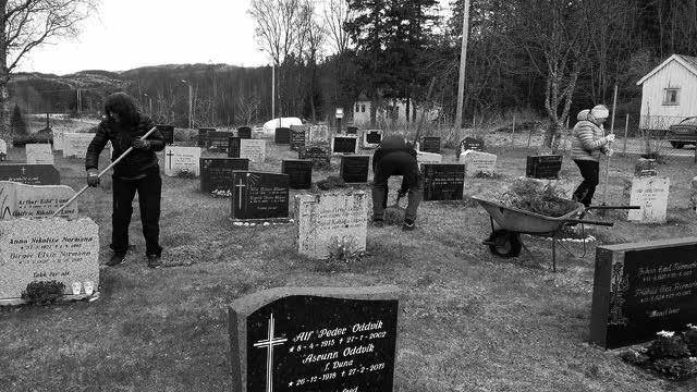 Våre bilder er hentet fra Gravvik kirke Kirkegårdsdugnader Lund Steine Gravvik Det meldes om