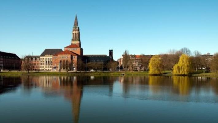 Hotel Kieler Kaufmann ligger nydelig til i Slesvig-Holstens hovedstad Kiel, like nord for Kiel Altstadt (gamlebyen) og få hundre meter fra Byen har ca. 240.