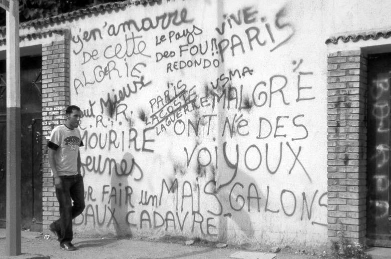 !"!#$%&'()*)+,!"!#$%&-../01'(1(*..'+,/2..3456.'++ Graffiti som uttrykker den politiske misnøyen og sosiale frustrasjonen i Tizi Ouzou, Kabylia 2005.