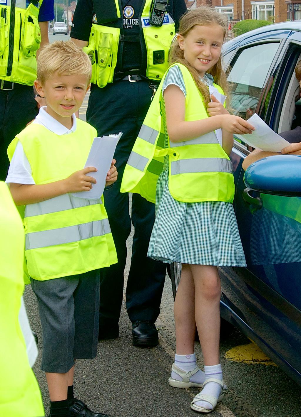 BARN I VEIEN Dette skiltet har du kanskje sett ved skolen din? Det viser at her er det fare for barn i veien og biler må være ekstra forsiktige.