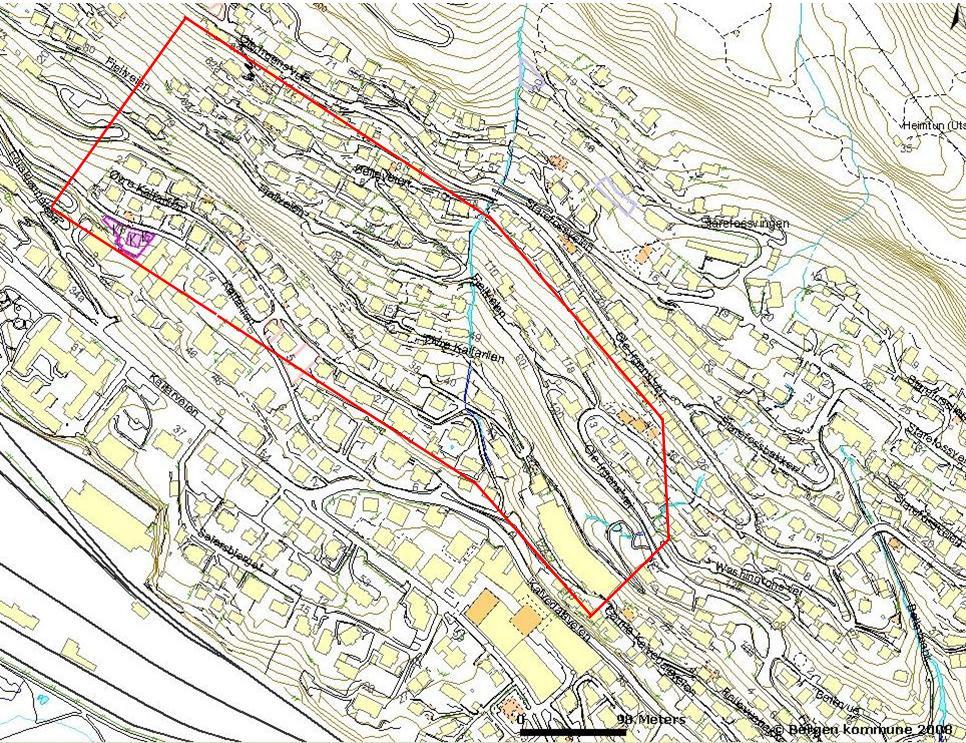 4. OMRÅDEBESKRIVELSE Fig. 1 Figur 1 viser et oversiktskart over Delområde 8 Kalfarlien. Her er det bebyggelse i flere nivåer oppover i den bratte fjellsiden.