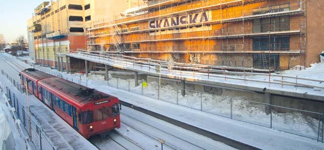 Plattformen ved T-banen er utvidet og det er bygget en direkte adkomstvei inn i senteret. Det er anlagt nye sykkelstier rundt senteret og utenfor hovedinngang er det et busstopp.