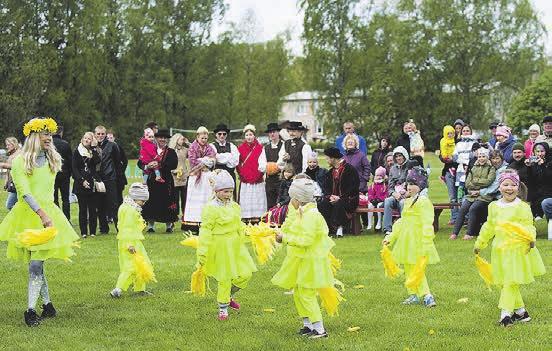 Esinesid LustiLine (juhendaja Tiia Lepp), Tüdrukud ja Simone (juhendaja Auli Kadastik). Peoplatsil oli rohkesti laadamelu arvukalt müüjaid ja uudistajaid-ostjaid.