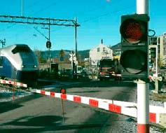 Montering av kontaktledningsanlegg Sandvika - Asker. Foto: Magne Hamar Planovergang med automatisk heilbomanlegg. Foto: Njål Svingheim Arbeid på dvergsignal ved Oslo S.