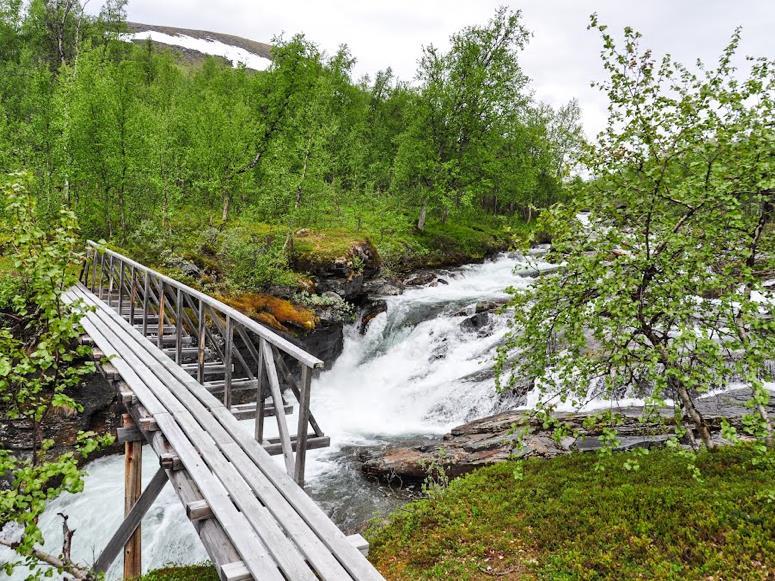 Brua over Luodnajohka like ved Gaskashytta er ei typisk