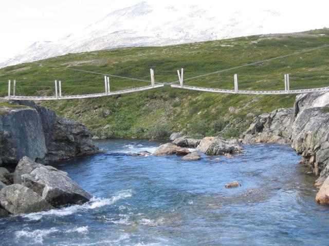 Brua over Caihnajohka mellom Cunojavrihytta og Caihnavaggihytta.