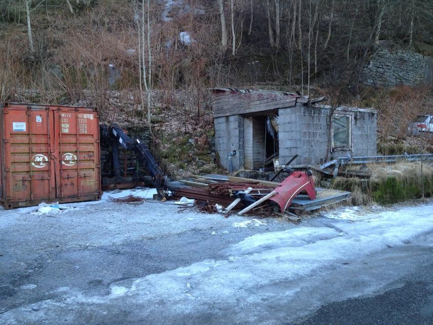 13 Åpen plass nord for Trengereid stasjon. Plass for boregrop. Grøft for ny vannledning etableres i Trengereidbrekka, kommunal veg. Lite fjellrom synes øverst i vegen. 4.