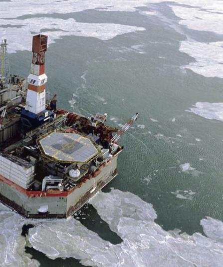 UTFORDRINGER I ARKTIS Isfjell: når det kommer drivende isfjell, må man hindre at det treffer produksjonsskipet eller plattformen.