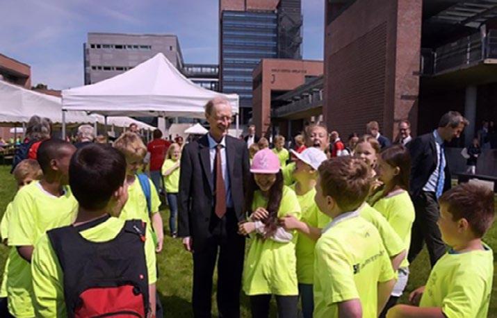 ABELPRISEN Foto: Jan Arve Olsen. Abelprisvinnaren framføre Universitetet i Agder saman med ungdomsskuleelevar. røpa ingen ting.