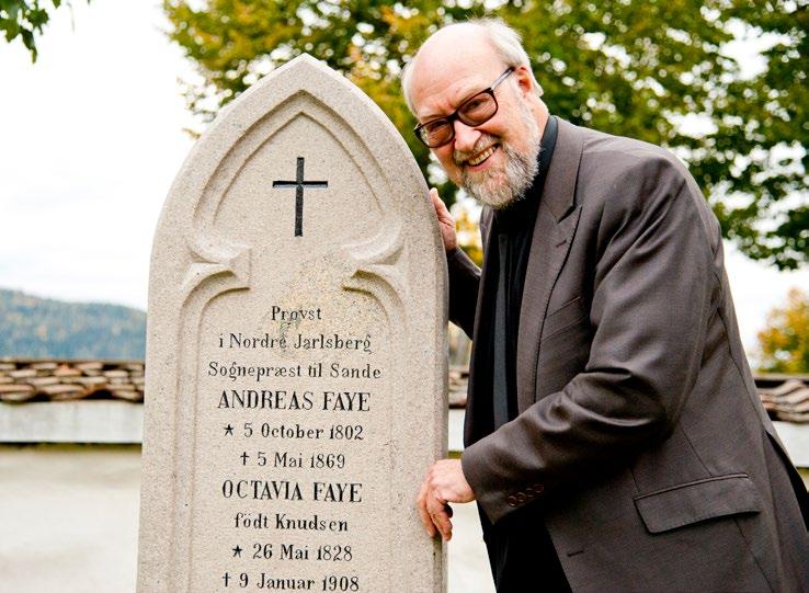 Ernst Håkon Jahr ved Andreas Fayes gravstøtte etter restaureringa. Arrangementet begynte kl. 14 ved gravstedet med mange av Andreas Fayes etterkommere og slekt til stede.