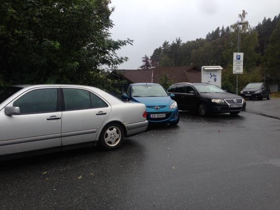 mot Tertnesveien der parkerte biler gir dårlige siktforhold