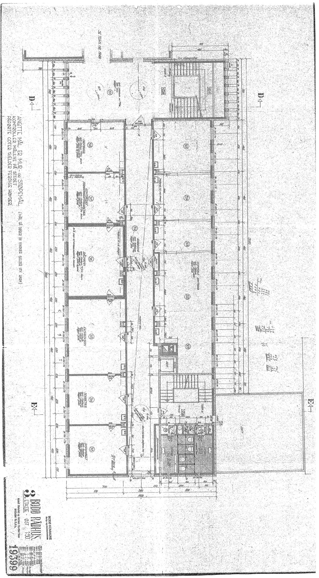 Observasjoner: Rådhuset plan 3 øst Asbestholdig plater i innkassing Asbestholdig linoleumsflis Asbestholdig svart lim under gulvbelegg Asbestholdig vinyllist Asbestholdig isolasjon rørbend Vinyl