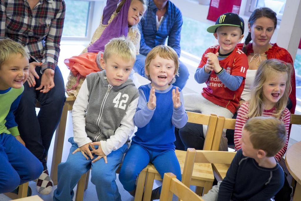 Historieramme BARNA KOMMER INN I ET FERDIG RIGGET ROM MED LERRET MED BILDER FRA EN MAGISK SKOG OG ET MAGISK SLOTT. NÅR BARNA KOMMER INN, LIGGER RØDHETTE INNE I ROMMET OG SOVER.