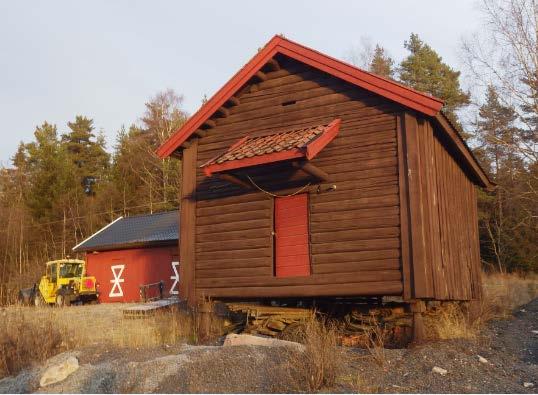 det er fjell i dagen og lite dyrkingsjord. I tunet ligger tre SEFRAK-registrerte bygninger.