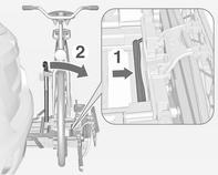 62 Oppbevaring og transport 6. Fest også begge hjulene til den tredje sykkelen i hjulutsparingene ved bruk av festestropper.