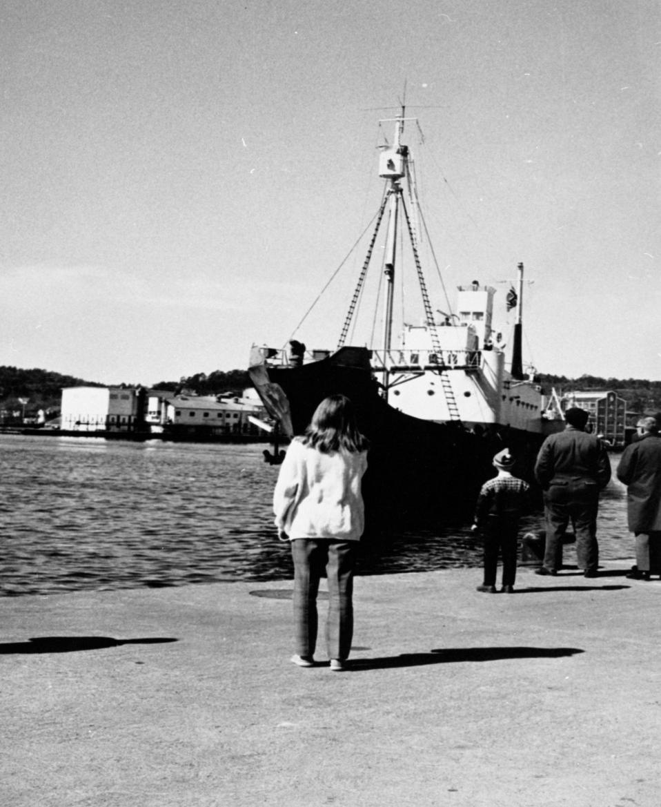 bekjente stod samlet og ventet (kilde: Hvalfangstmuseets fotoarkiv).