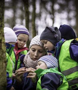 Klar for skolen Å begynne på skolen er spennende, men også skummelt og utfordrende for mange barn. Forberedelsene starter lenge før skolestart, og de skjer både hjemme og i barnehagen.